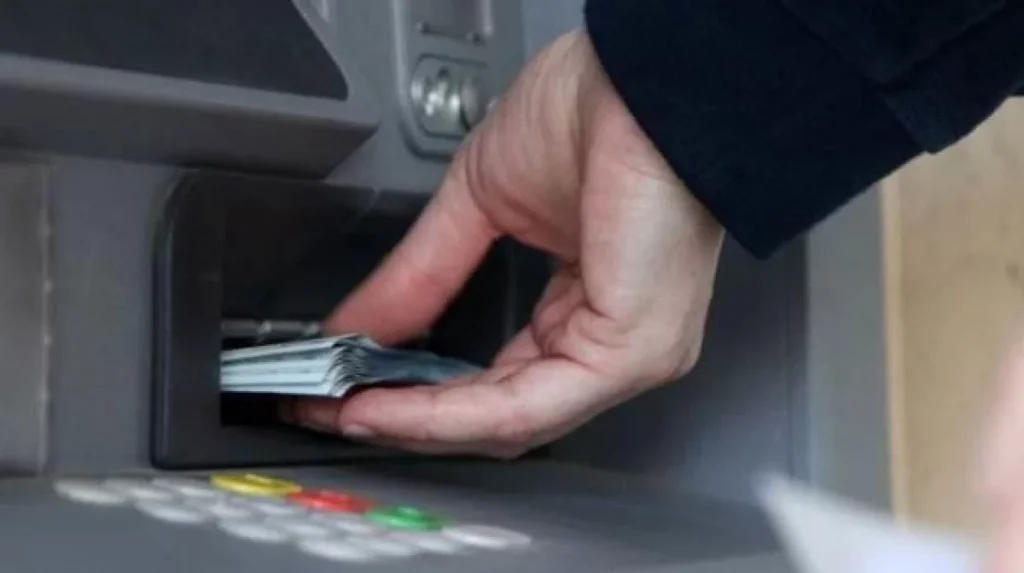 Vložil do bankomatu 16 500 eur v hotovosti, stroj se vypnul a bankovky spolkl: technik, který byl poblíž, nevěděl, co má dělat