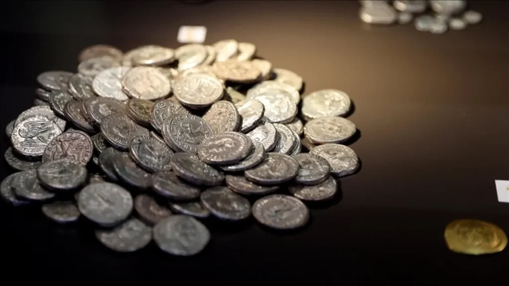 Turisté na procházce v horách najdou železnou schránku, která jim změní život: 600 zlatých mincí z roku 1808, které mohou mít hodnotu více než 300 000 eur