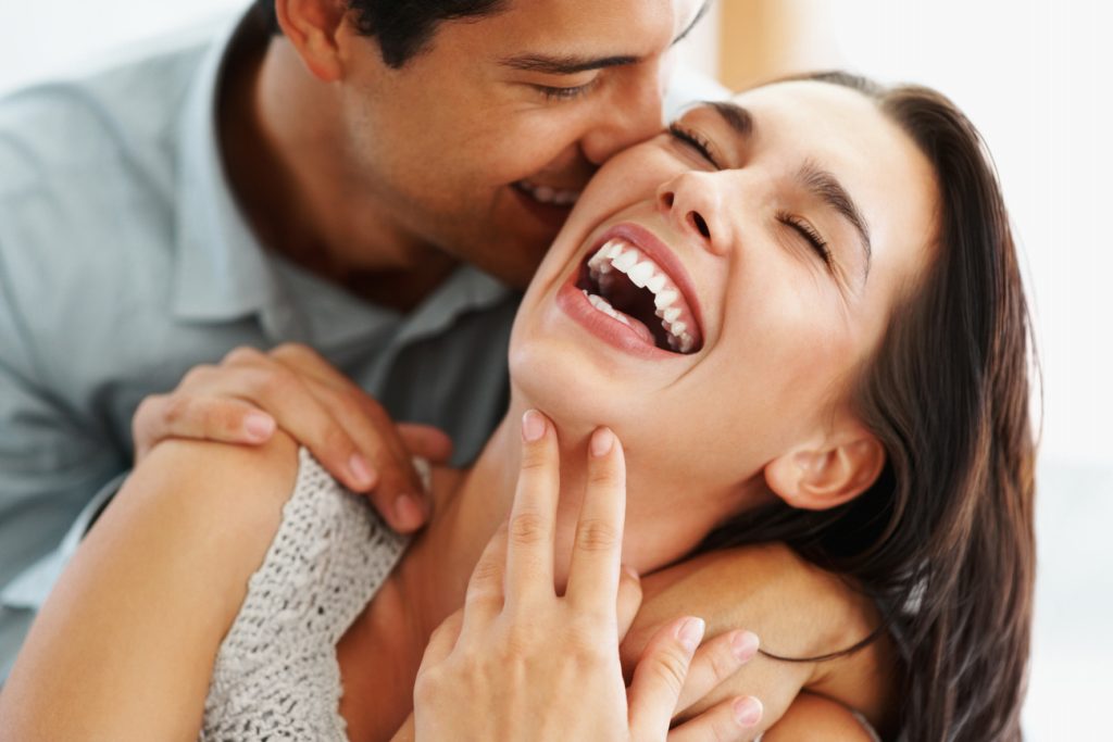 8 malých znamení, že vás žena miluje celou svou duší, podle psychologie