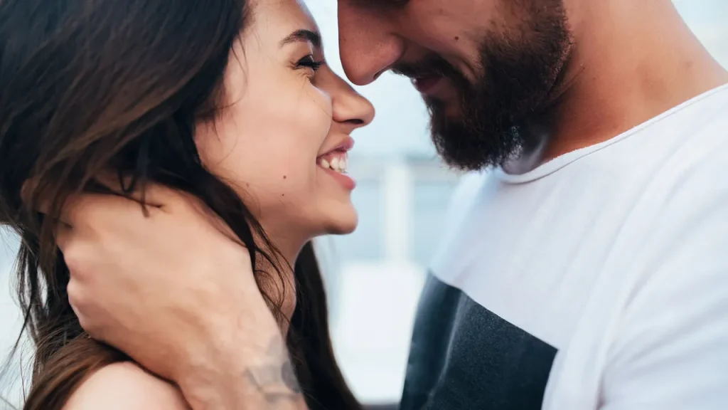 8 malých znamení, že vás žena miluje celou svou duší, podle psychologie
