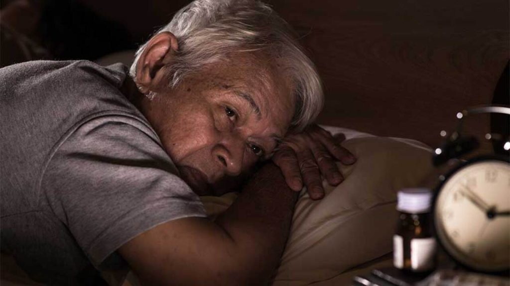 Zde je informace o tom, co vám pomůže spát i po šedesátce (a není to melatonin ani hořčík)