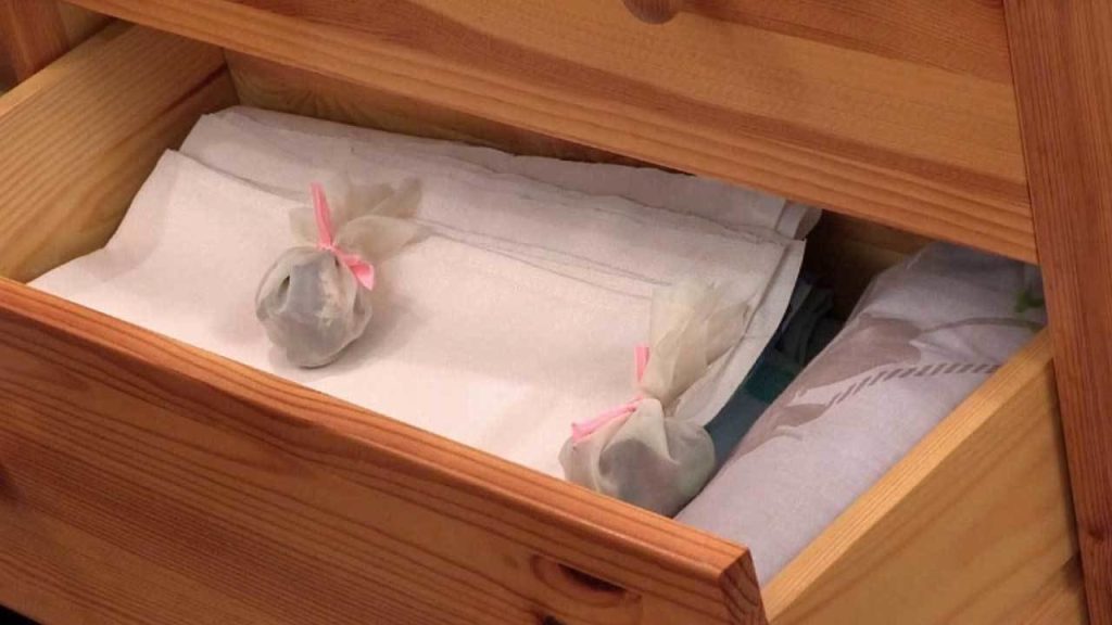 Pouhé 2 ingredience: trik, jak se nadobro zbavit vlhkosti v šatníku