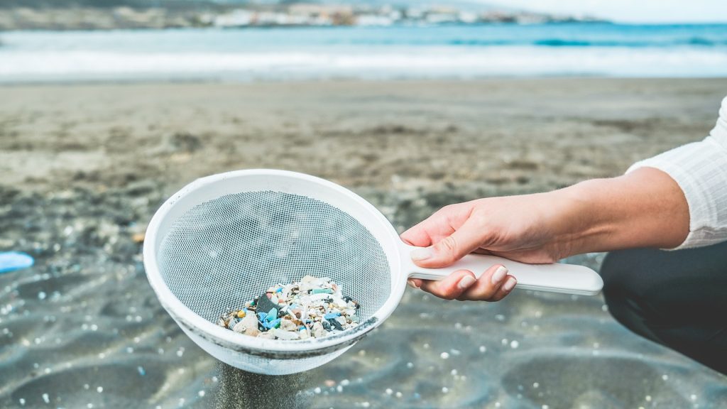 Mikroplasty v globálním rentgenovém záření: jak se šíří a ovlivňují oceánské ekosystémy