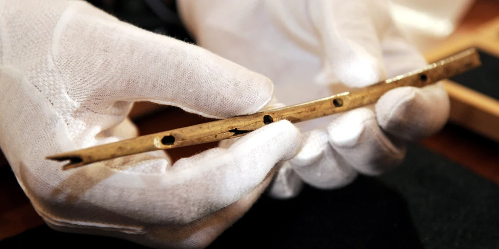 Byl objeven 42 000 let starý prehistorický artefakt, který stále funguje a přepisuje dějiny naší kultury.