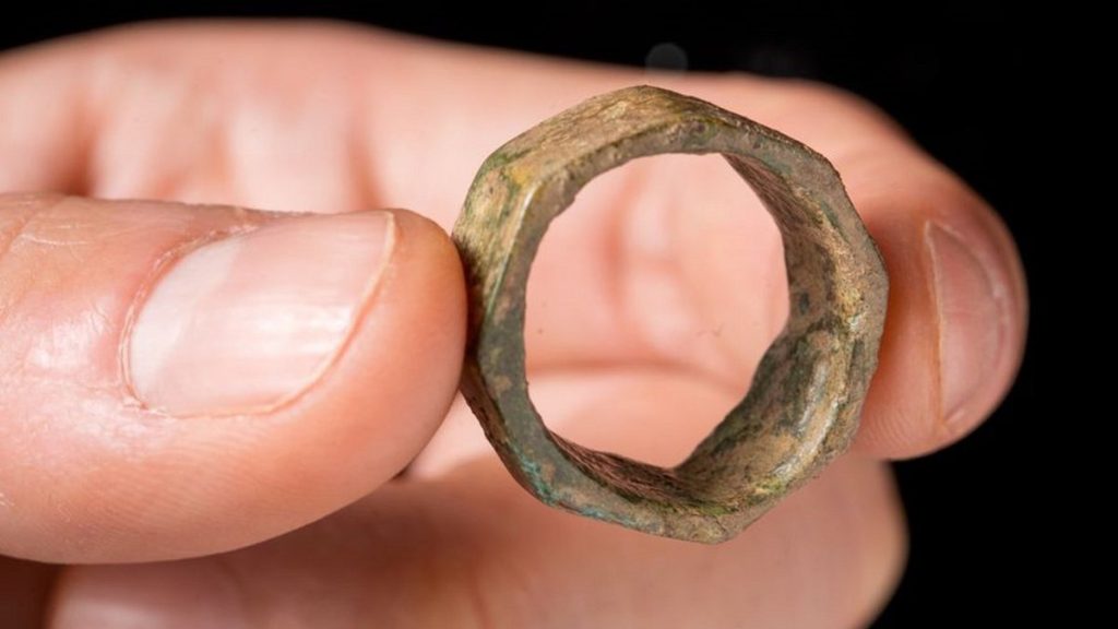 Archeolog našel při výkopu v dávném odvodňovacím příkopu prsten starý 1600 let.