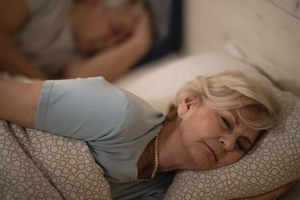 Zde je informace o tom, co vám pomůže spát i po šedesátce (a není to melatonin ani hořčík)