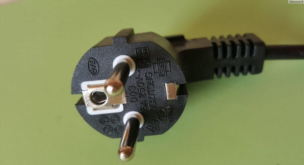K čemu slouží otvory v mnoha elektrických zásuvkách?