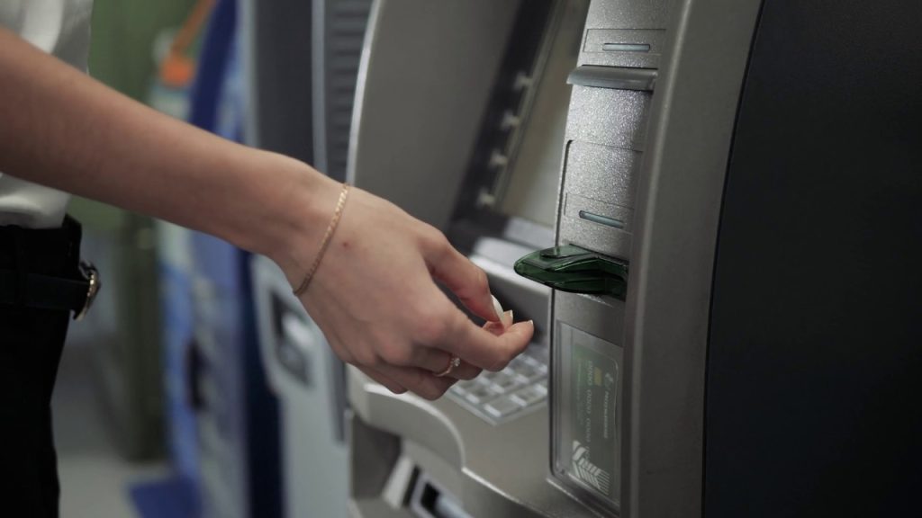 Vložil do bankomatu 16 500 eur v hotovosti, stroj se vypnul a bankovky spolkl: technik, který byl poblíž, nevěděl, co má dělat
