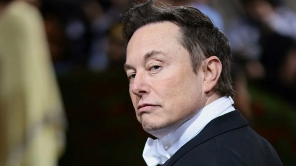 Apple vyzval Elona Muska, aby se sci-fi technologií pomohl světu