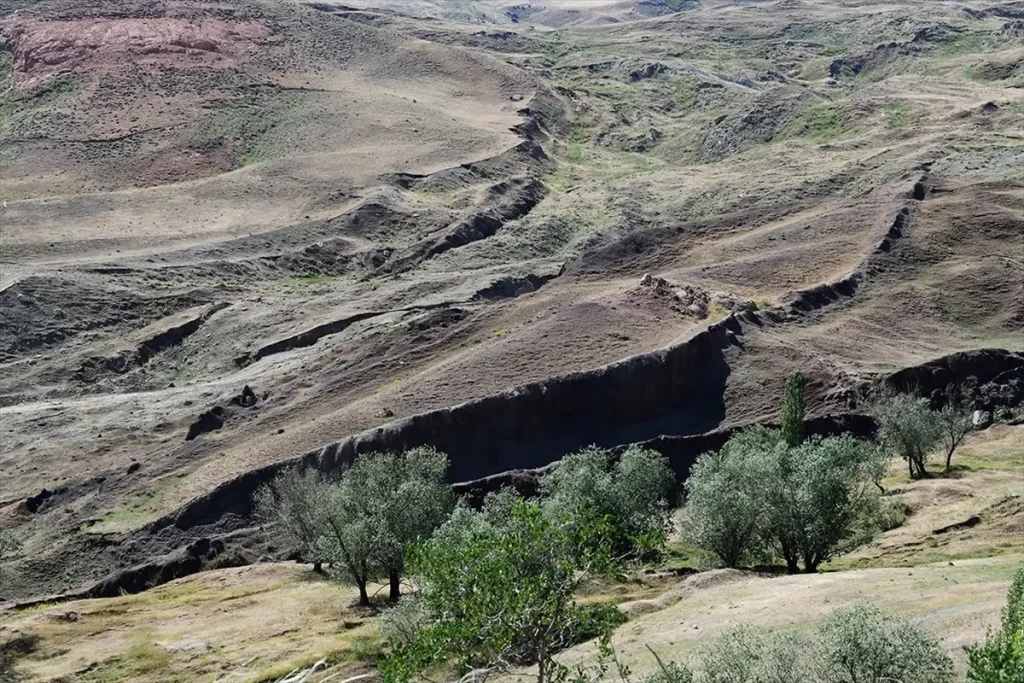 Možná byla nalezena Noemova archa: vědci zahájili vykopávky v 160 metrů dlouhé stavbě pod horou Ararat, která odpovídá popisu v knize Genesis