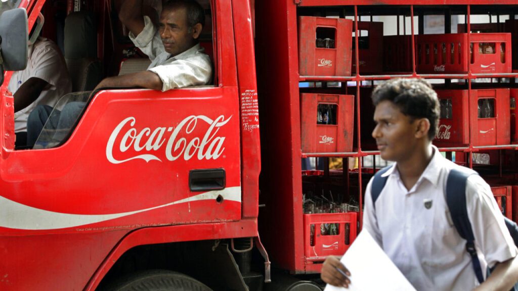 Coca-Cola začala instalovat reverzní prodejní automaty: má to větší smysl, než si myslíte