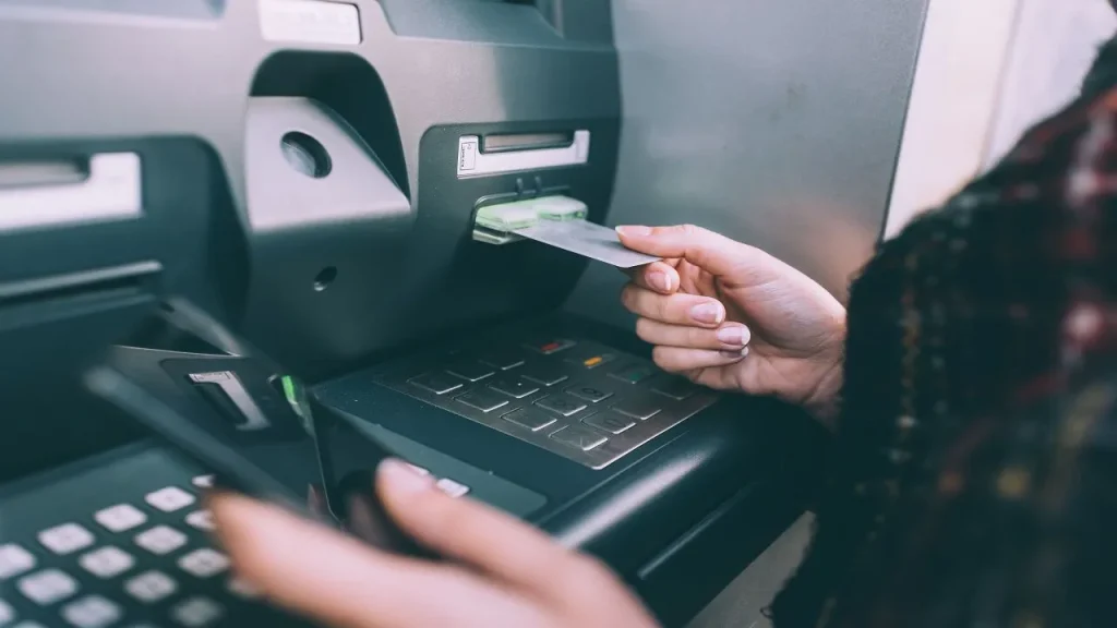 Ženě omylem přijde na účet více než 20 milionů eur a rozhodne se je všechny utratit: vláda na ni uvalí vazbu