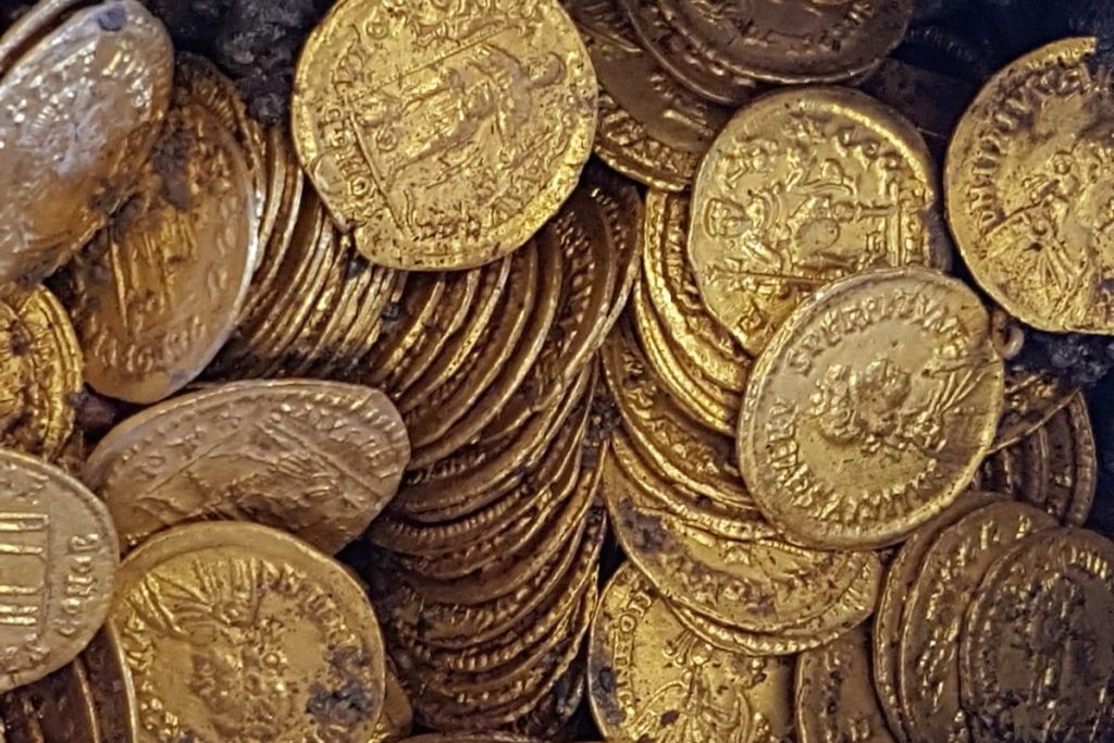 Historický nález: turisté našli 600 zlatých mincí z roku 1808 v nominální hodnotě 300 000 eur
