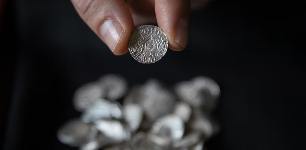 Neuvěřitelný nález: našel poklad v podobě 2 584 stříbrných mincí v hodnotě 5 milionů eur a nyní žije bez hypotéky