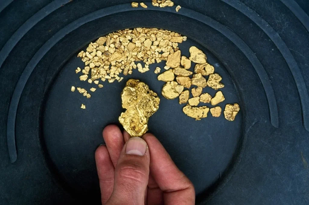 Skutečný původ zlata, minerálu, který se objevil dávno před srážkou hvězd