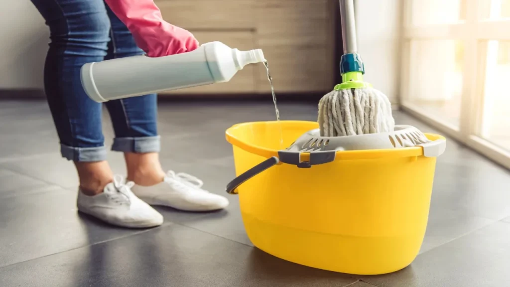 Bez bělidla a čpavku: co je třeba přidat do vody na mop, aby byla podlaha čistá a lesklá
