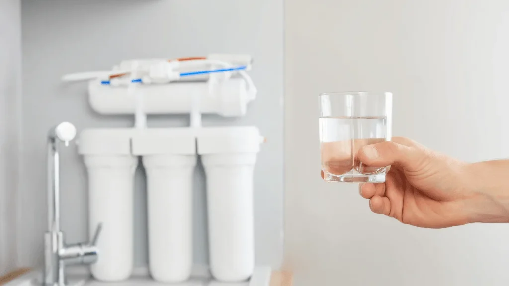 Nejlepší způsob čištění vody z kohoutku od trvalých znečišťujících látek a pesticidů