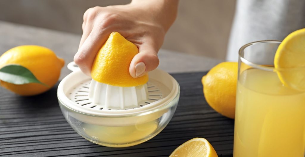 Málokdo ví, proč se doporučuje dát citron před krájením do mikrovlnné trouby