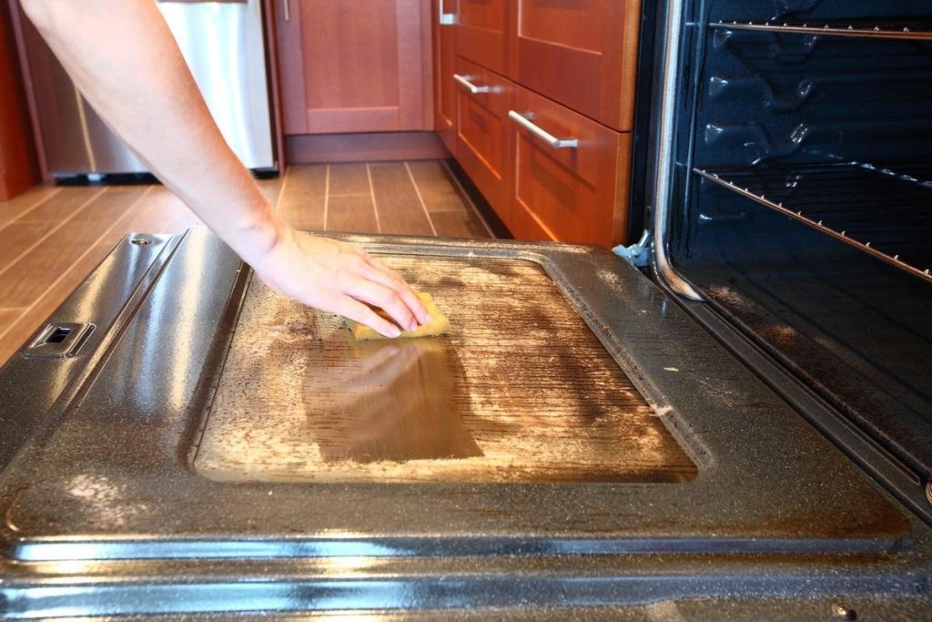 Jak vyčistit troubu bez drhnutí? Nejlepší domácí prostředky