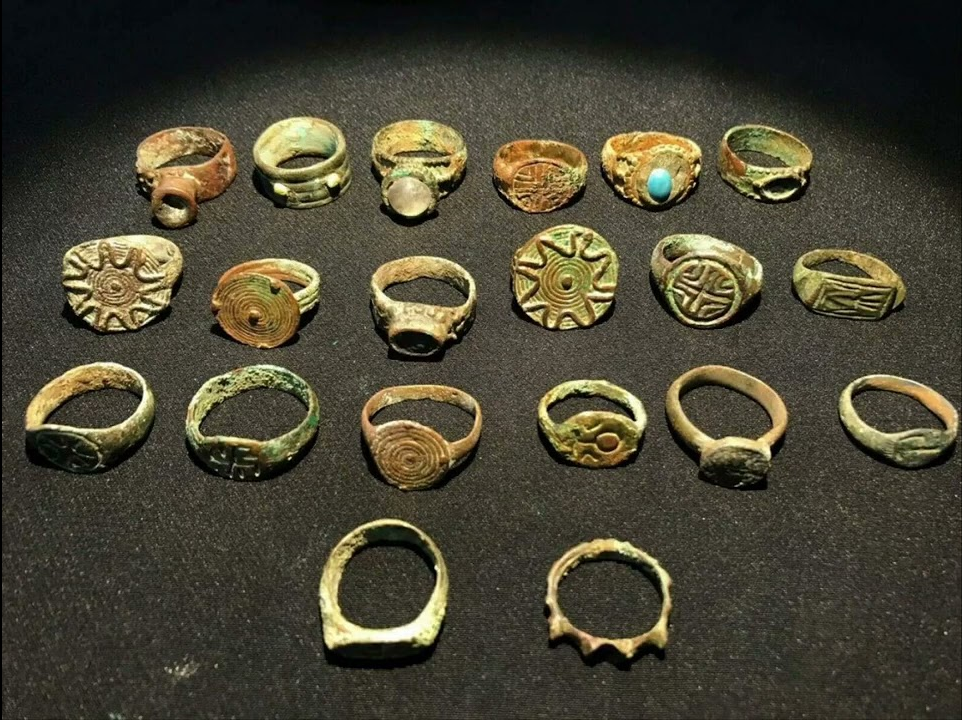 Archeolog našel při výkopu v dávném odvodňovacím příkopu prsten starý 1600 let.