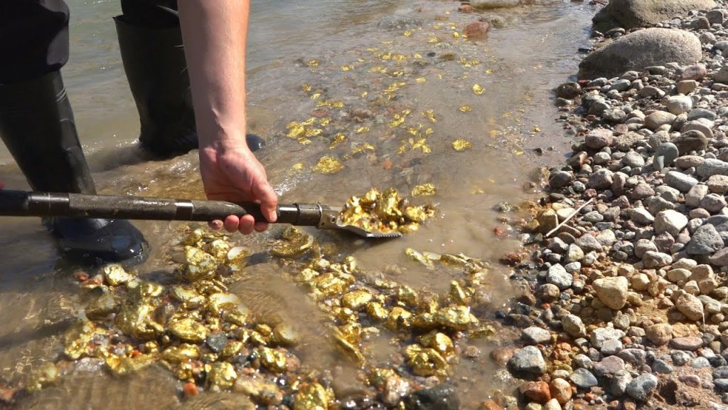 Našli „zlatou řeku“, obsahuje asi 64,74 tuny drahého kovu: mohla by vyřešit ekonomický problém země