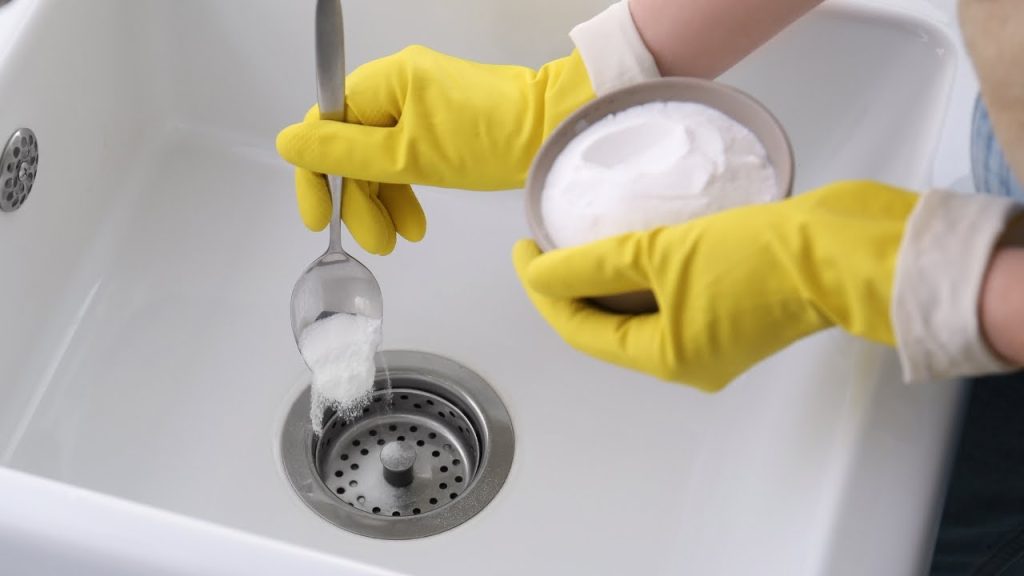 Sůl do dřezu je nejlepším řešením pro odstranění nepříjemných pachů a ucpání