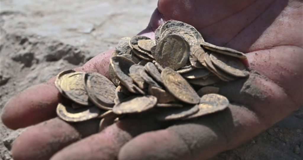 Turisté na procházce v horách najdou železnou schránku, která jim změní život: 600 zlatých mincí z roku 1808, které mohou mít hodnotu více než 300 000 eur