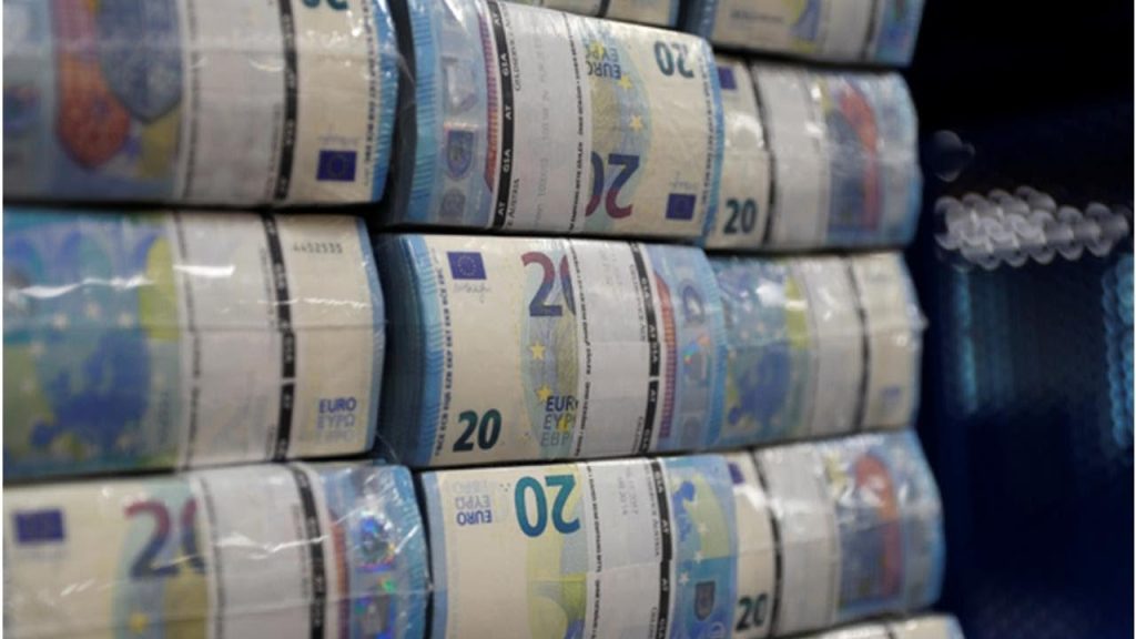 Ženě omylem přijde na účet více než 20 milionů eur a rozhodne se je všechny utratit: vláda na ni uvalí vazbu
