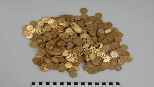 Šokující nález: chodci našli zakopaný poklad plný šperků a 598 zlatých mincí