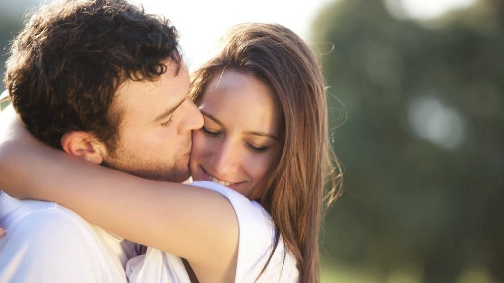8 malých znamení, že vás žena miluje celou svou duší, podle psychologie