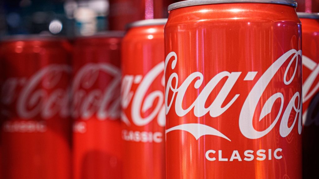 Coca-Cola začala instalovat reverzní prodejní automaty: má to větší smysl, než si myslíte