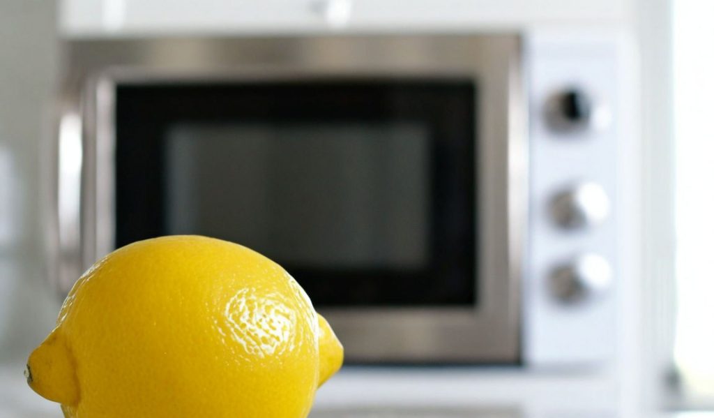 Málokdo ví, proč se doporučuje dát citron před krájením do mikrovlnné trouby