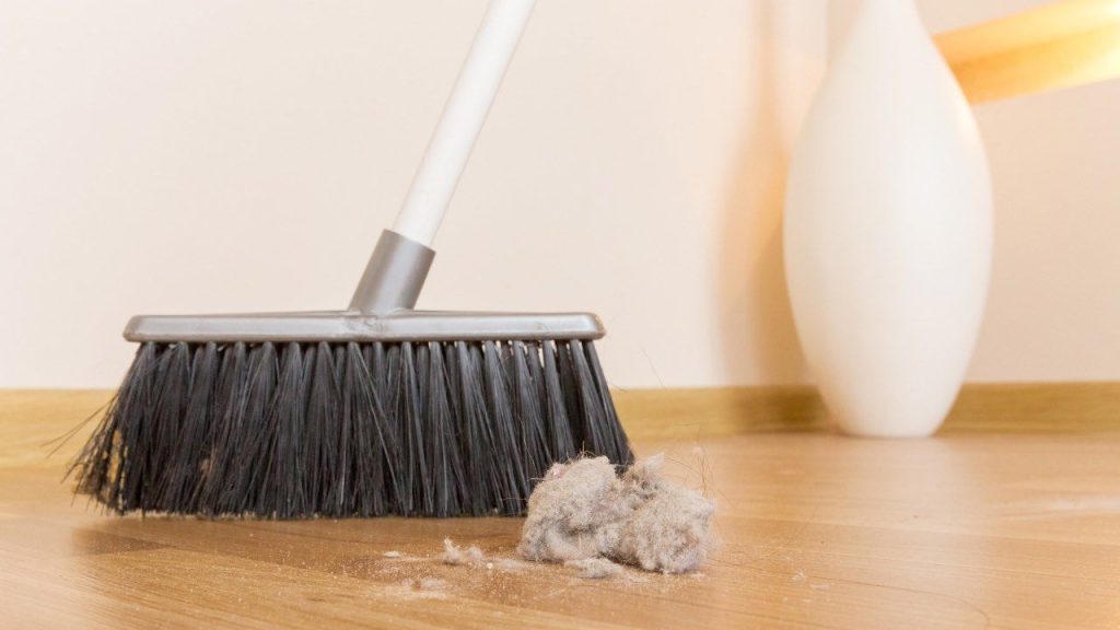 Bez bělidla a čpavku: co je třeba přidat do vody na mop, aby byla podlaha čistá a lesklá