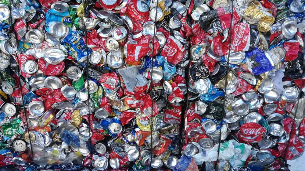 Muž si po recyklaci téměř půl milionu plechovek koupil dům se dvěma ložnicemi - tady je návod, jak to dokázal