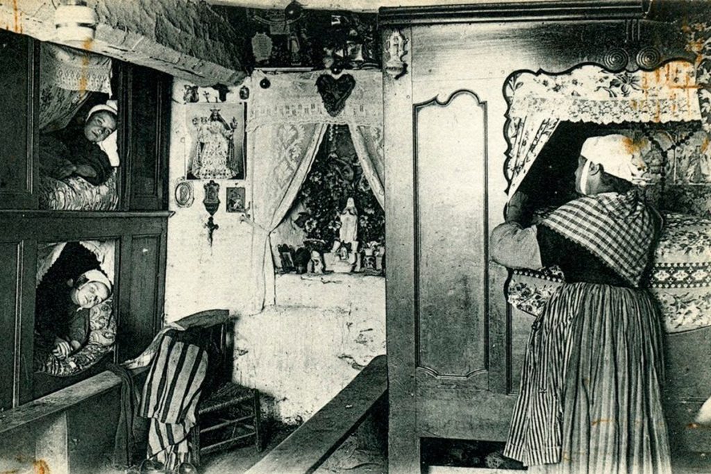 Proč se ve středověku spalo v dřevěných skříních: Žádné pohodlí, žádné soukromí