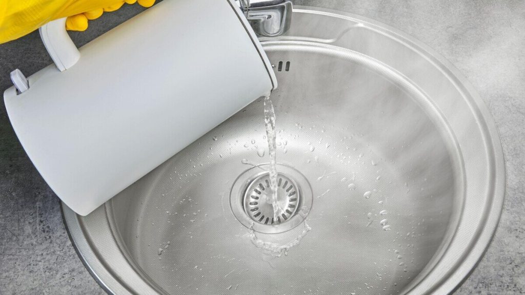 Jsem instalatér a doporučuji vám jednoduchý trik, jak vyčistit jakýkoli dřez za 5 minut