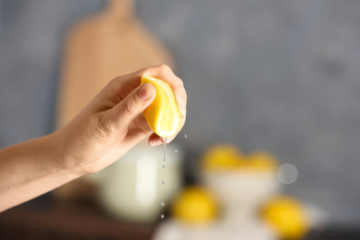 Proč se doporučuje citrony před konzumací ohřát v mikrovlnné troubě?