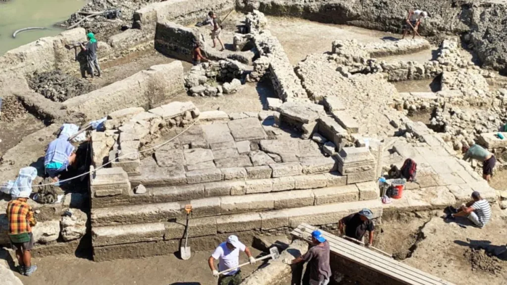 Archeologové objevili 300 000 let starou lebku, která se „nepodobá žádnému lidskému předkovi“