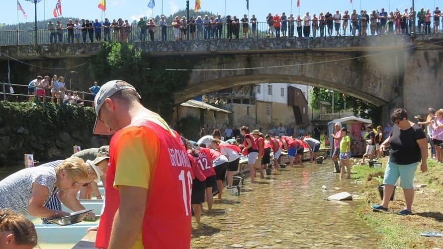 Ve vodě řeky v této vesnici stále tečou tuny zlata: tento drahý kov zde každoročně hledají tisíce turistů