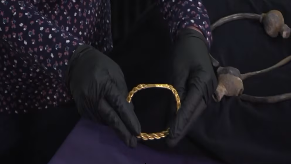 Zlatý náramek nalezený na ostrově Man vyvolává nové otázky o roli šperků ve společnosti Vikingů