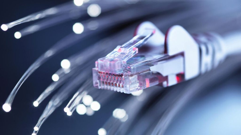Ne gigabajty nebo megabajty, ale nejrychlejší zaznamenaná rychlost internetu se měří v TBPS a umožňuje stáhnout tisíce gigabajtů za méně než sekundu