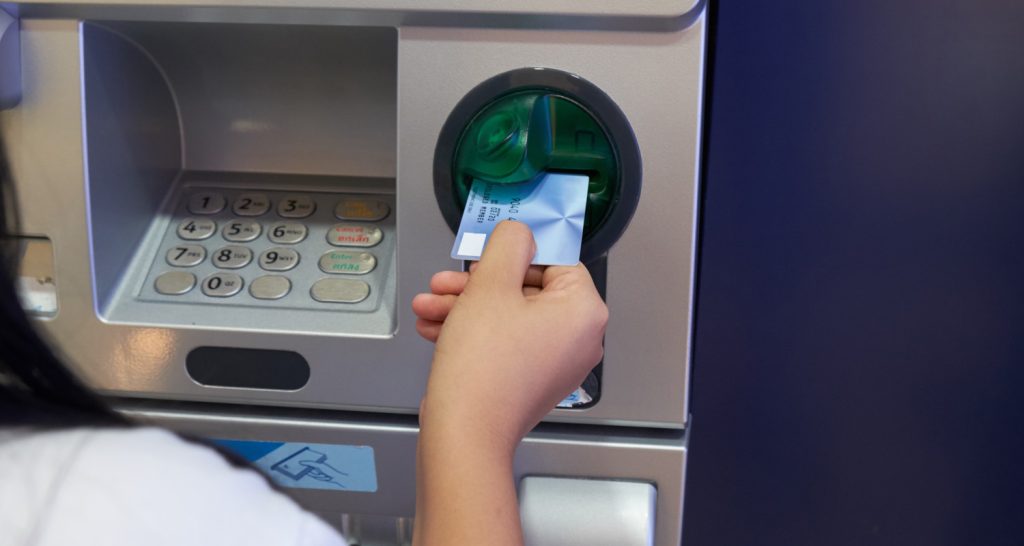 Než vyberete peníze z bankomatu, proveďte následující kroky, abyste se nestali obětí podvodníků, kteří vás mohou okrást o miliony