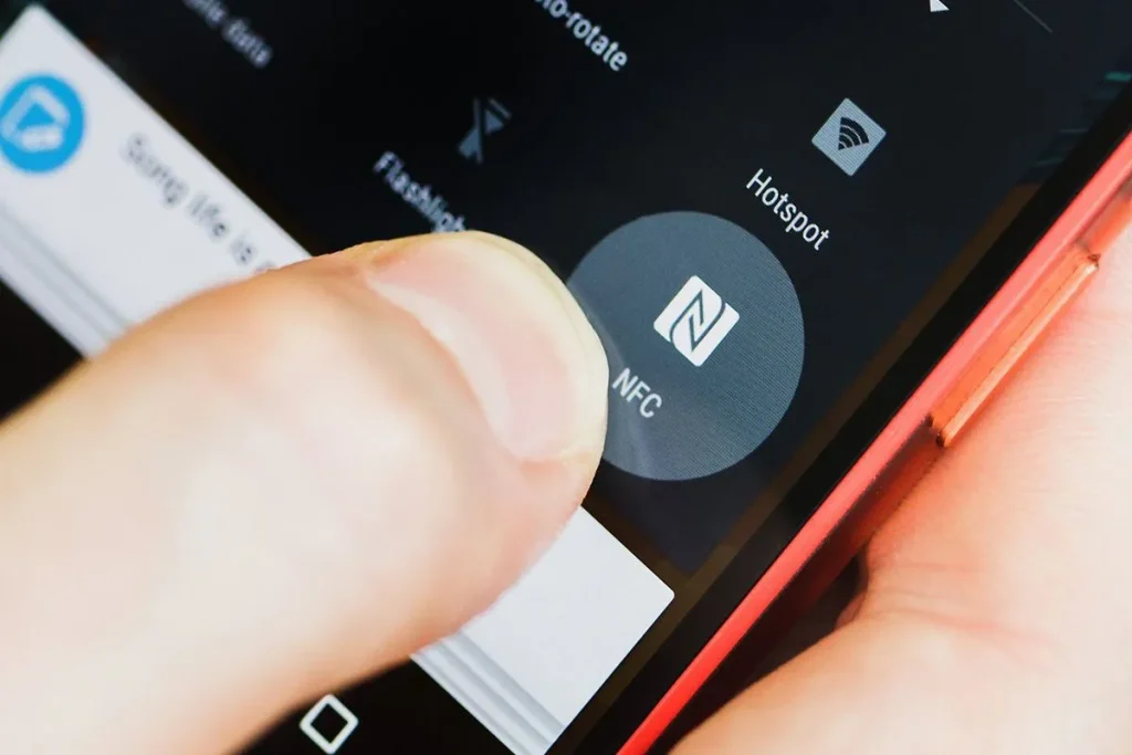 Symbol N, který by měl být aktivován na vašem telefonu Android nebo iPhone, i když to vybíjí baterii