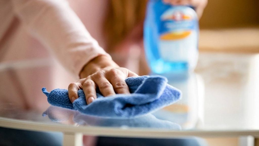 Rozlučte se se skvrnami a stopami: jednoduchý trik, jak co nejlépe využít obě strany utěrek z mikrovlákna