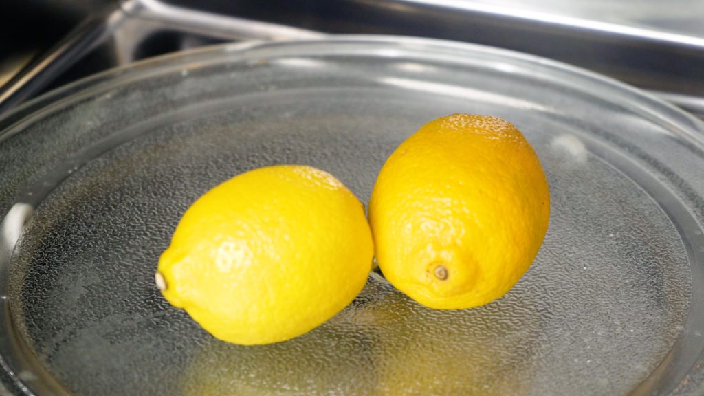 Ohřívání citronů v mikrovlnné troubě: proč se to doporučuje a jak je to užitečné