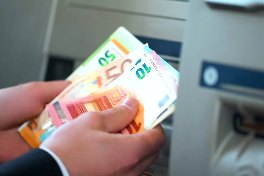 Žena zadržuje 80 380 eur ze společného účtu se svým zesnulým bratrem a soud ji osvobozuje: peníze patřily oběma spolumajitelům