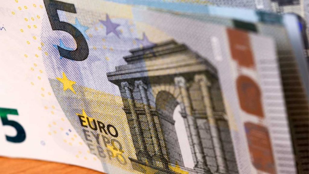 Je to oficiální: bankovky v hodnotě 5 eur budou v roce 2026 nahrazeny a zde je jejich podoba