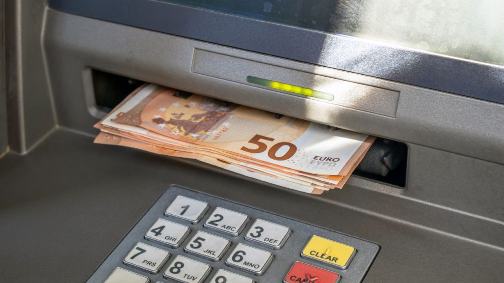 V červnu banky změní způsob výběru hotovosti z bankomatů: jak se nové evropské předpisy dotknou vás