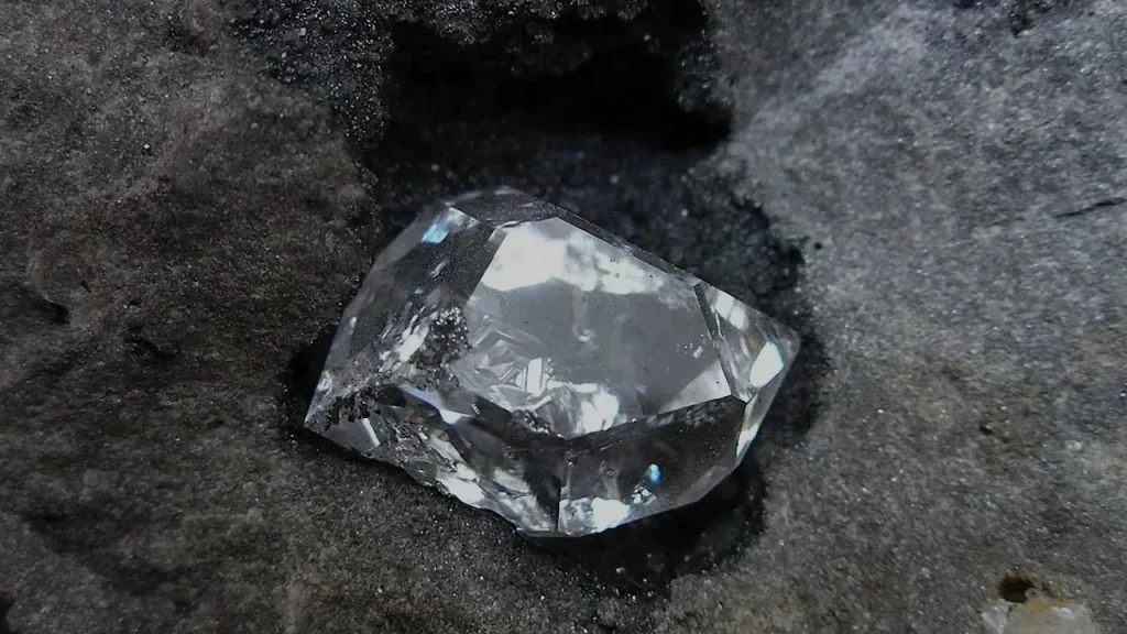 Muž cestující po národním parku najde diamant o váze 7,46 karátu a stane se milionářem: „Jsem tak šťastný!“