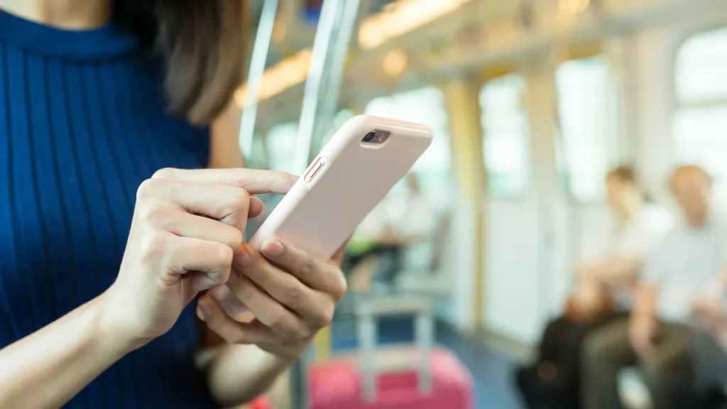 Když někdo prohlíží smartphone a nevěnuje vám pozornost, řekněte tato slova. Díky nim vás konečně uslyší